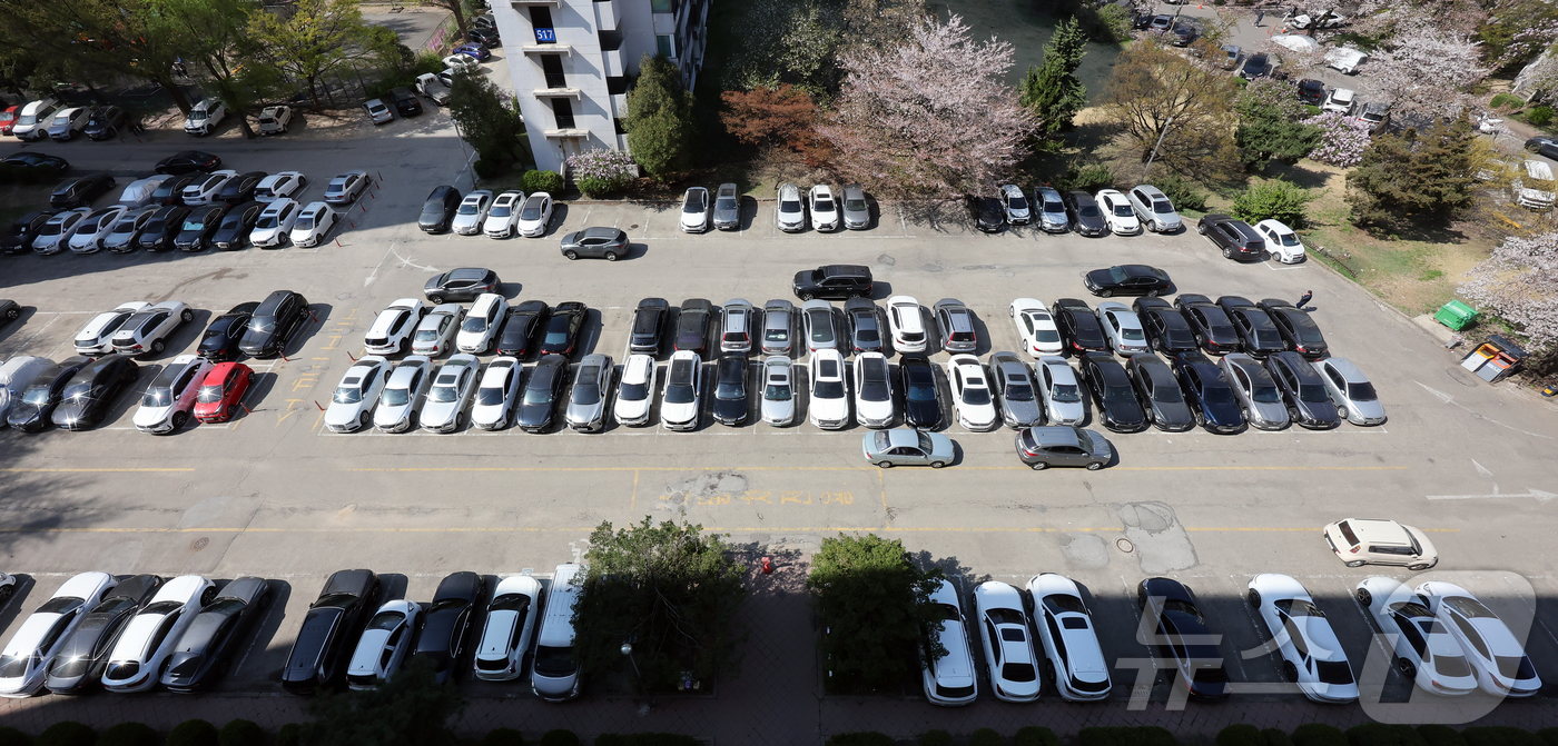 (서울=뉴스1) 김진환 기자 = 중동사태 장기화에 따른 에너지 절감 조치로 공공기관 승용차 2부제·공영주차장 5부제가 실시된 8일 오후 서울 시내 한 아파트 주차장에 차량이 가득찬 …