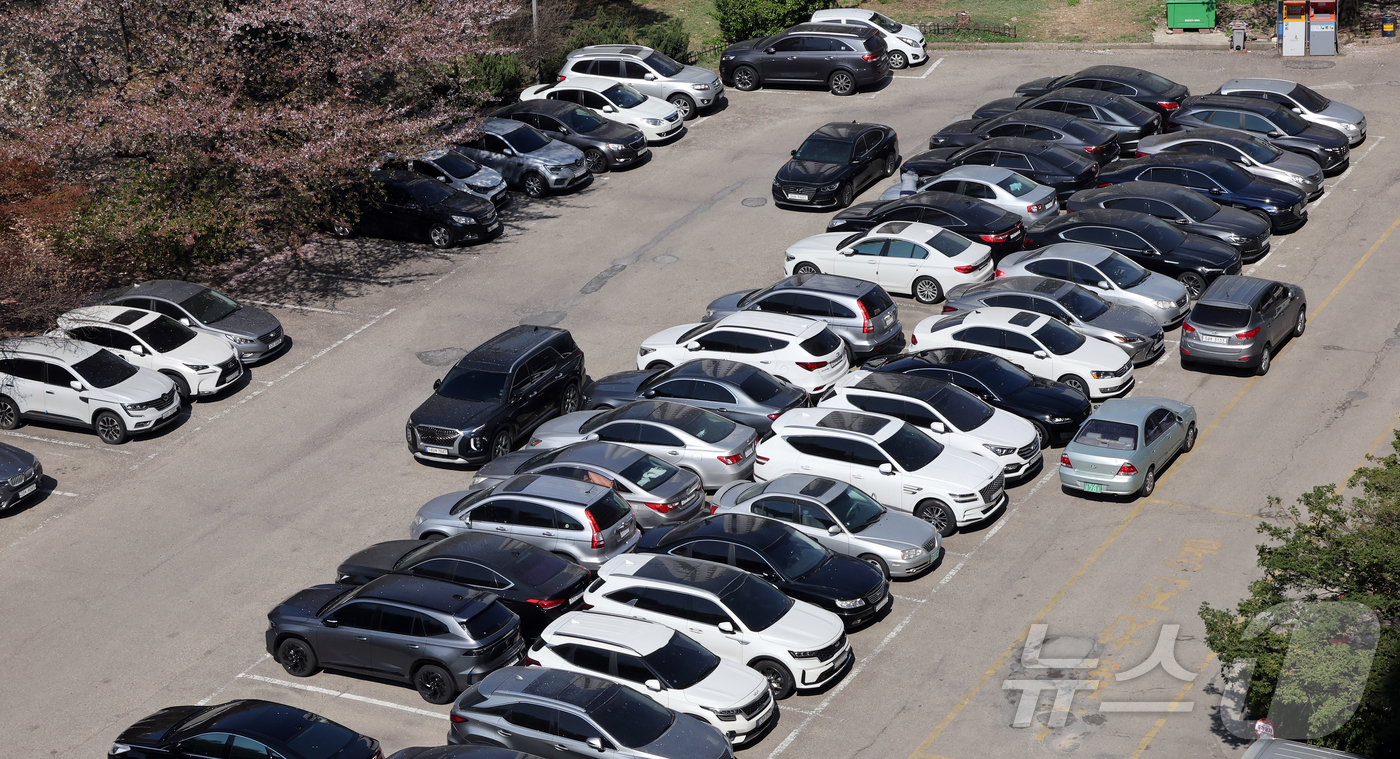 (서울=뉴스1) 김진환 기자 = 중동사태 장기화에 따른 에너지 절감 조치로 공공기관 승용차 2부제·공영주차장 5부제가 실시된 8일 오후 서울 시내 한 아파트 주차장에 차량이 가득찬 …