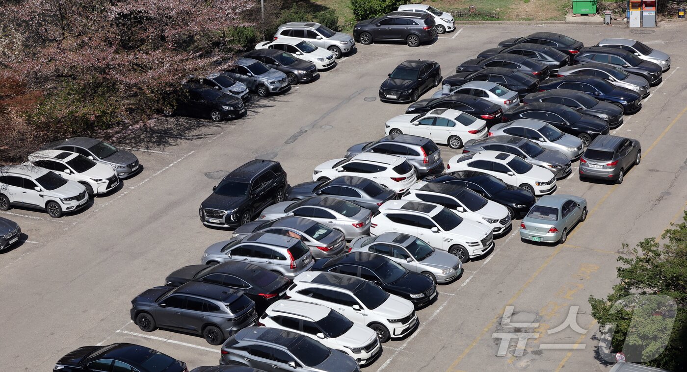 본문 이미지 -  서울 시내 한 아파트 주차장에 차량이 가득찬 모습을 보이고 있다. 2026.4.8 ⓒ 뉴스1 김진환 기자