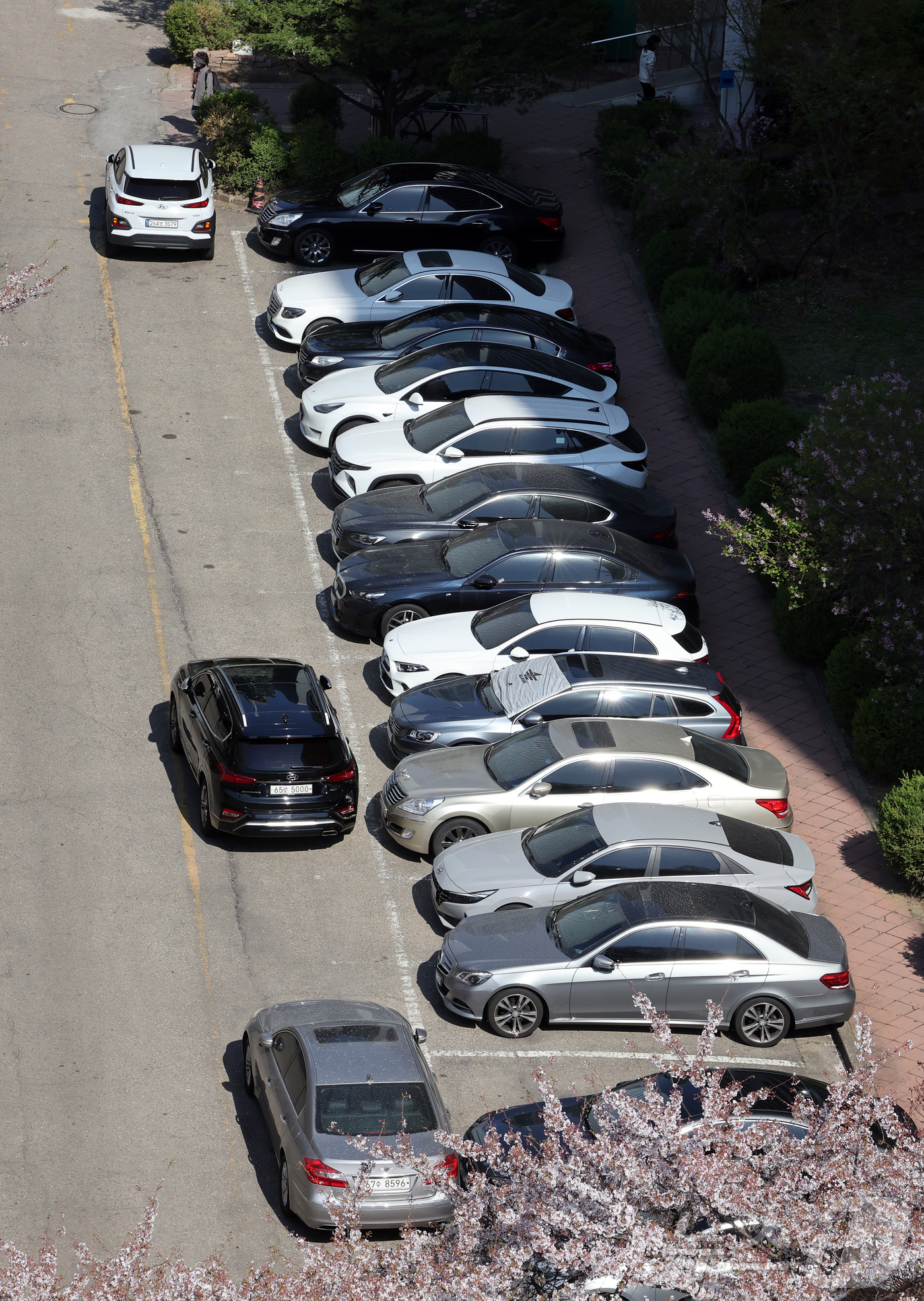 (서울=뉴스1) 김진환 기자 = 중동사태 장기화에 따른 에너지 절감 조치로 공공기관 승용차 2부제·공영주차장 5부제가 실시된 8일 오후 서울 시내 한 아파트 주차장에 차량이 가득찬 …