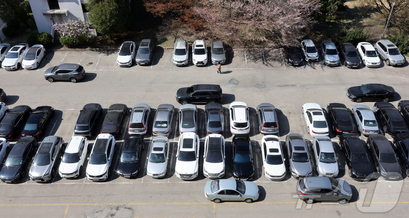 (서울=뉴스1) 김진환 기자 = 중동사태 장기화에 따른 에너지 절감 조치로 공공기관 승용차 2부제·공영주차장 5부제가 실시된 8일 오후 서울 시내 한 아파트 주차장에 차량이 가득찬 …