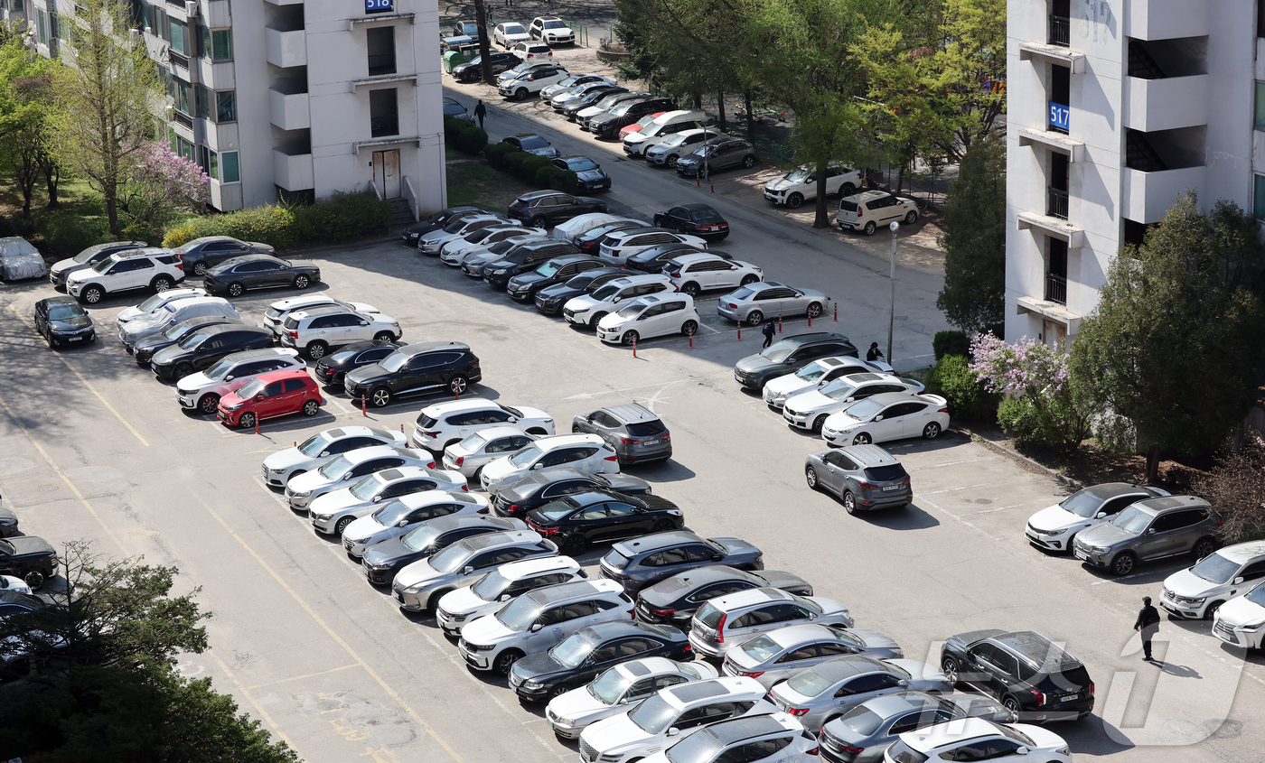 (서울=뉴스1) 김진환 기자 = 중동사태 장기화에 따른 에너지 절감 조치로 공공기관 승용차 2부제·공영주차장 5부제가 실시된 8일 오후 서울 시내 한 아파트 주차장에 차량이 가득찬 …