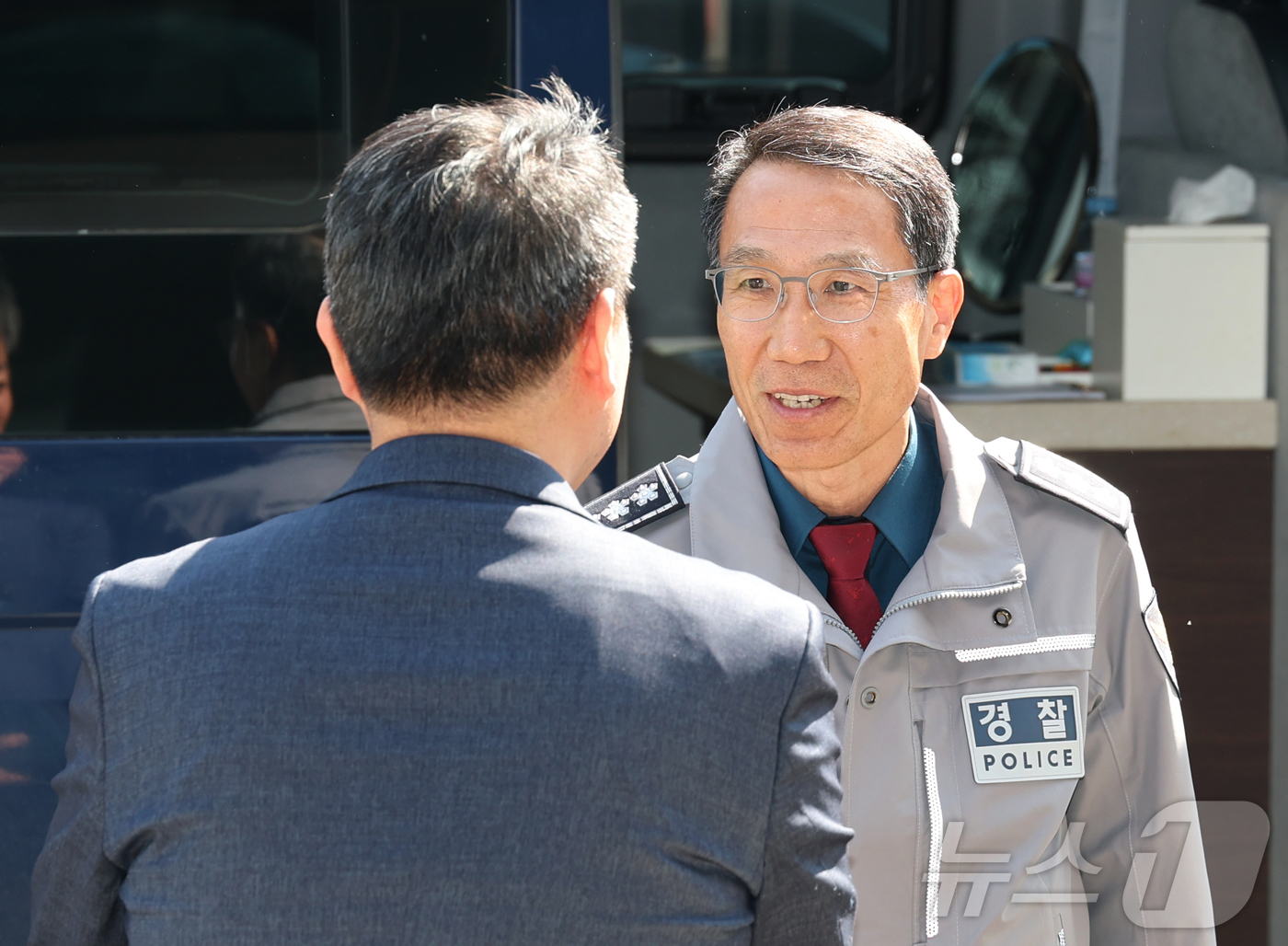 (수원=뉴스1) 김영운 기자 = 유재성 경찰청장 직무대행이 8일 경기 수원시 장안구 경기남부경찰청 사이버수사과 치안현장을 방문하고 있다.