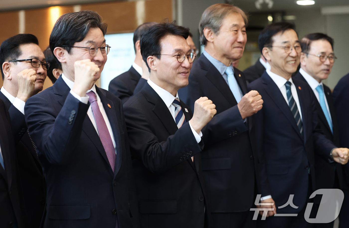 (서울=뉴스1) 오대일 기자 = 김민석 국무총리가 8일 오후 서울 중구 국토발전전시관에서 열린 정부·건설·금융업계, 중동상황 대응 합동 간담회에 앞서 참석자들과 기념촬영을 하고 있 …