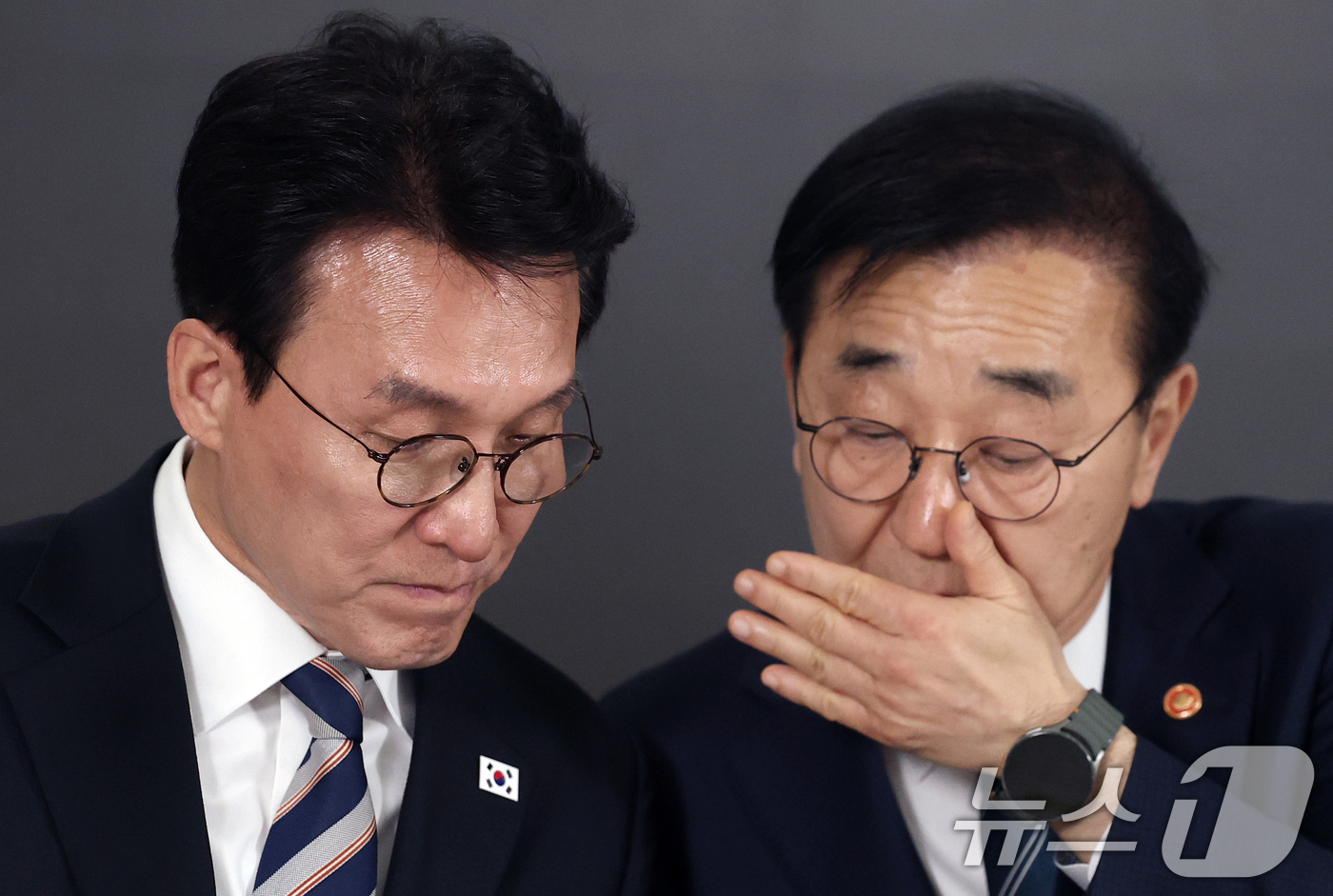 (서울=뉴스1) 오대일 기자 = 김민석 국무총리가 8일 오후 서울 중구 국토발전전시관에서 열린 정부·건설·금융업계, 중동상황 대응 합동 간담회에서 김윤덕 국토교통부 장관과 대화를 …