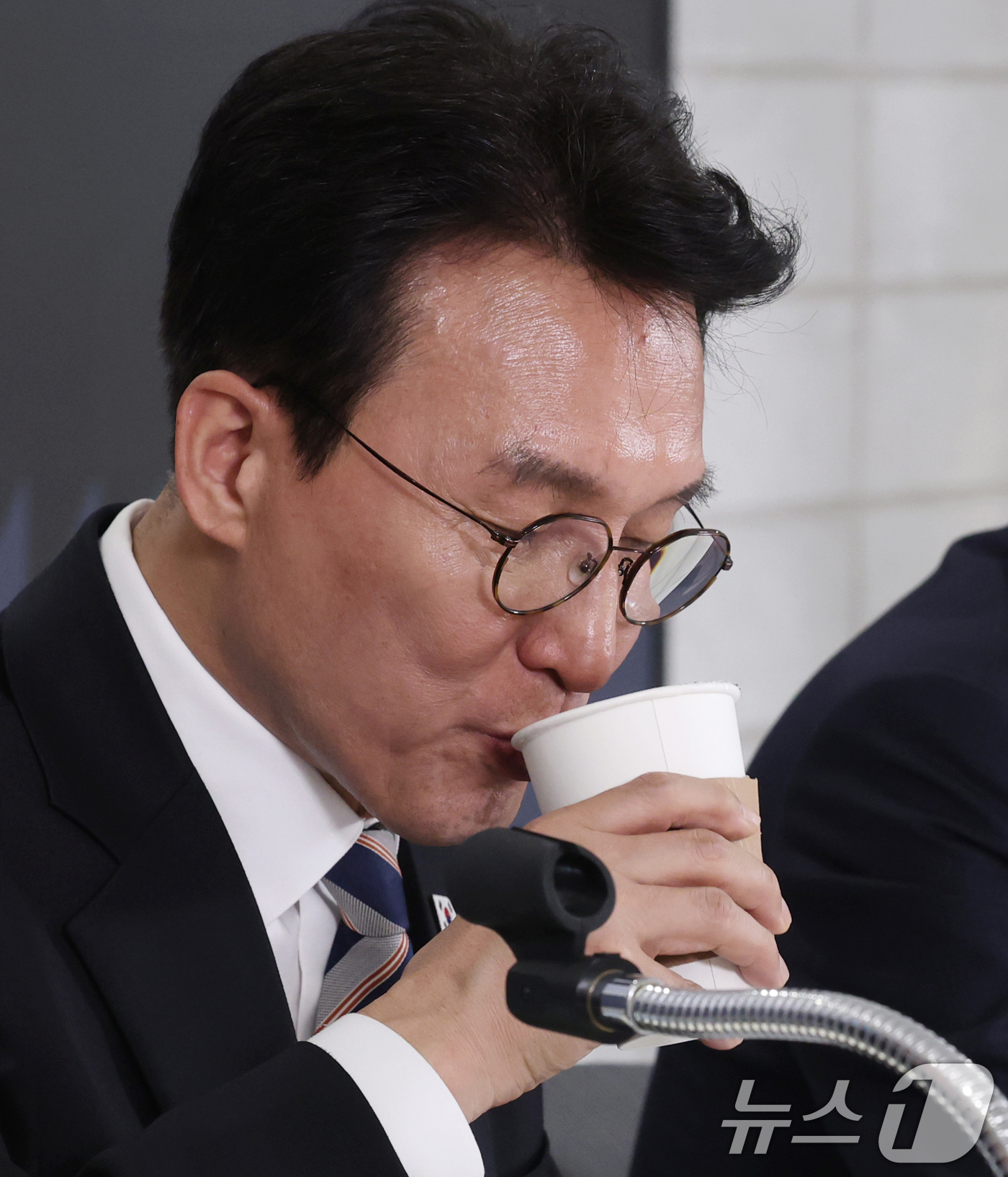 (서울=뉴스1) 오대일 기자 = 김민석 국무총리가 8일 오후 서울 중구 국토발전전시관에서 열린 정부·건설·금융업계, 중동상황 대응 합동 간담회에서 잠시 목을 축이고 있다. 2026 …