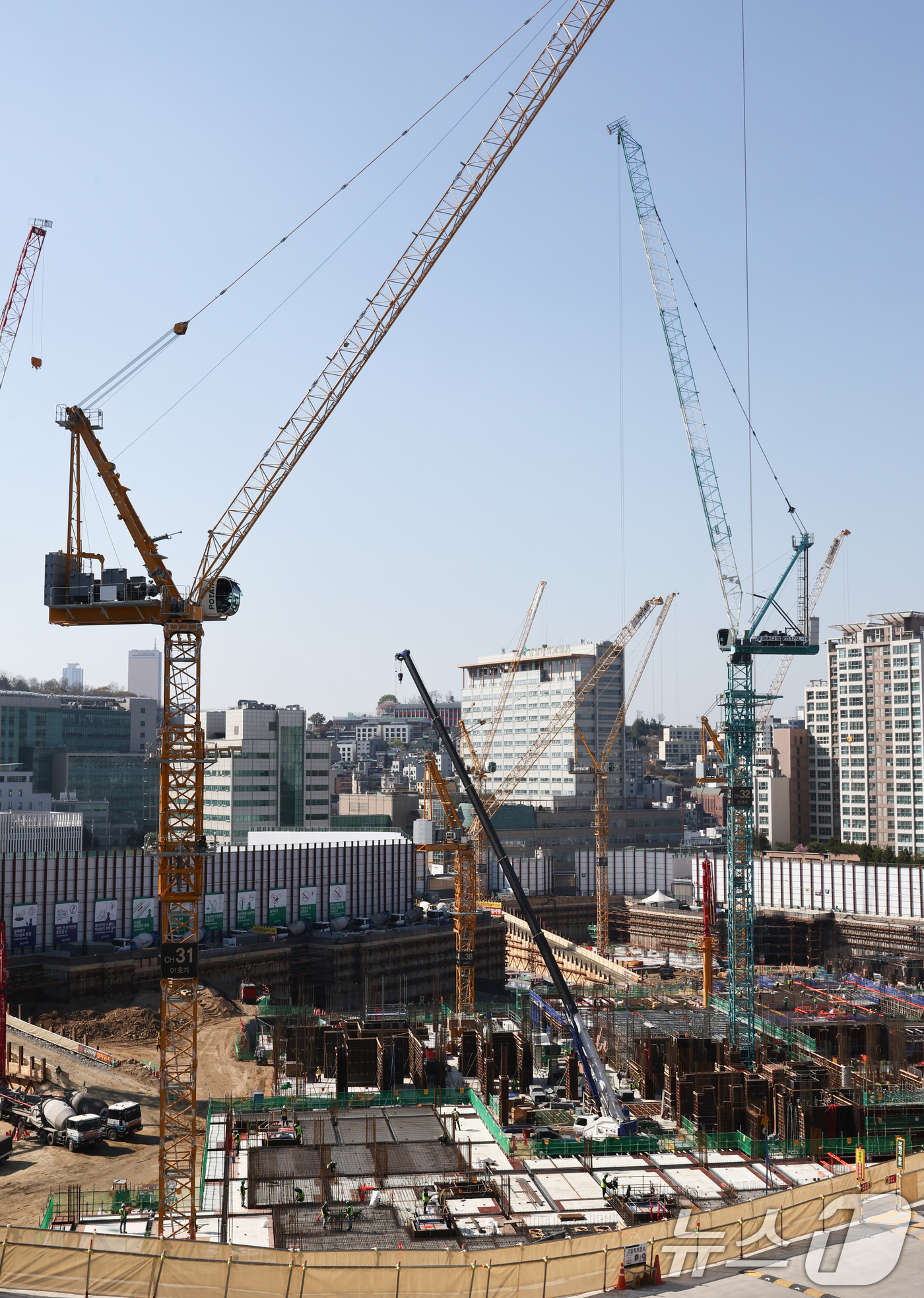 (서울=뉴스1) 최지환 기자 = 중동 사태 장기화로 나프타 수급 불안이 이어지면서 건설 자재 단가 인상과 공급 차질 우려가 커지고 있다. 건설업계에 따르면 최근 자재 협력사들은 건 …