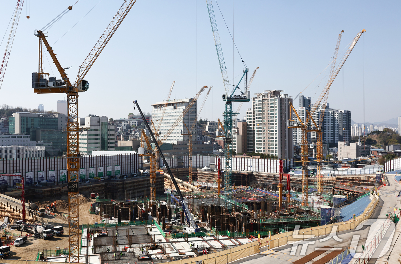 (서울=뉴스1) 최지환 기자 = 중동 사태 장기화로 나프타 수급 불안이 이어지면서 건설 자재 단가 인상과 공급 차질 우려가 커지고 있다. 건설업계에 따르면 최근 자재 협력사들은 건 …