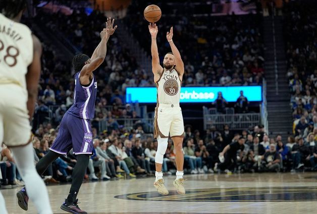 NBA 커리, '4점 플레이' 두 번…골든스테이트 4연패 탈출 견인