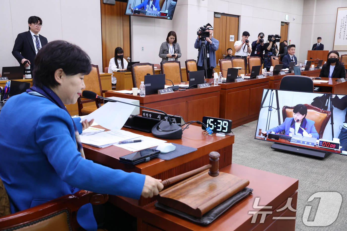 (서울=뉴스1) 신웅수 기자 = 서영교 위원장이 8일 서울 여의도 국회에서 열린 법제사법위원회 전체회의에서 박상용 검사 위증죄 고발의 건을 의결하고 있다. 2026.4.8/뉴스1