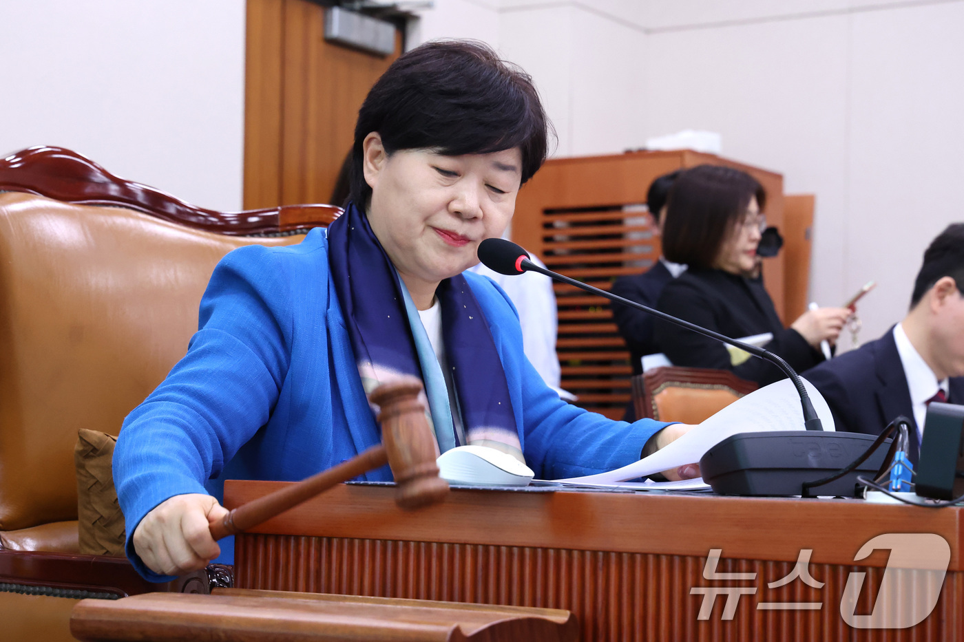 (서울=뉴스1) 신웅수 기자 = 서영교 위원장이 8일 서울 여의도 국회에서 열린 법제사법위원회 전체회의에서 의사봉을 두드리고 있다. 2026.4.8/뉴스1
