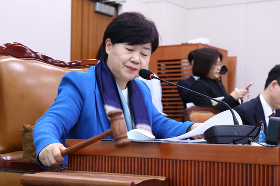 법사위 개의하는 서영교 위원장