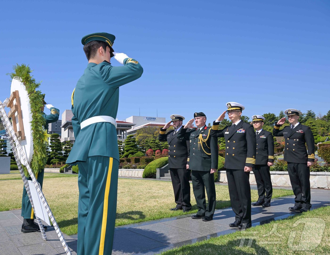 (부산=뉴스1) 윤일지 기자 = 8일 부산 남구 유엔기념공원 캐나다 기념동상 앞에서 대한민국·캐나다 양국 해군 대표단이 경례를 하고 있다.양국 해군 대표단은 오는 9일 부산작전기지 …