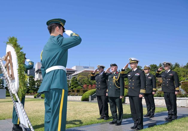 유엔기념공원 참배하는 한국·캐나다 해군