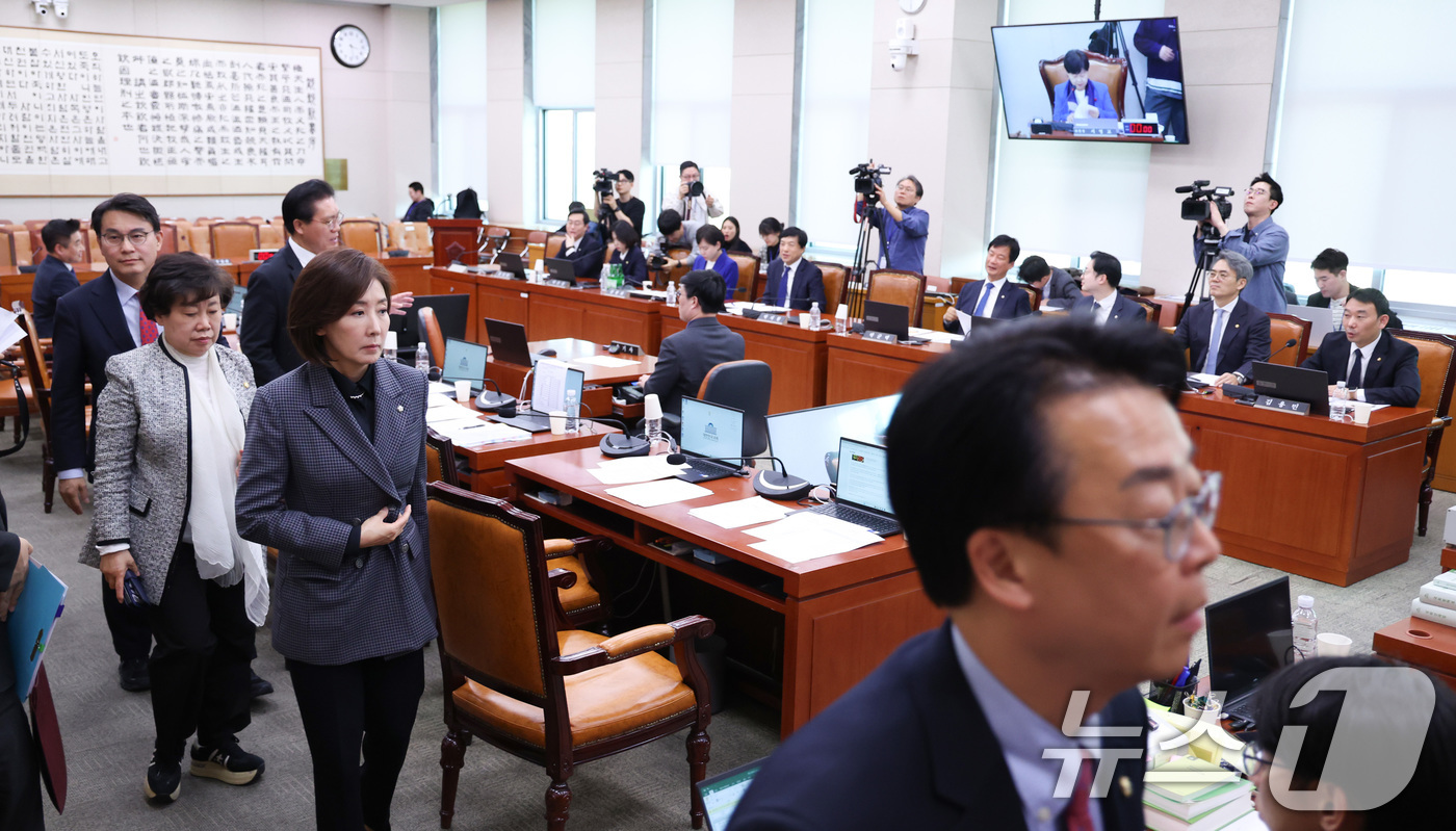 (서울=뉴스1) 신웅수 기자 = 국민의힘 의원들이 8일 서울 여의도 국회에서 열린 법제사법위원회 전체회의에서 박상용 검사 위증죄 고발의 건 투표에 반발하며 퇴장하고 있다. 2026 …