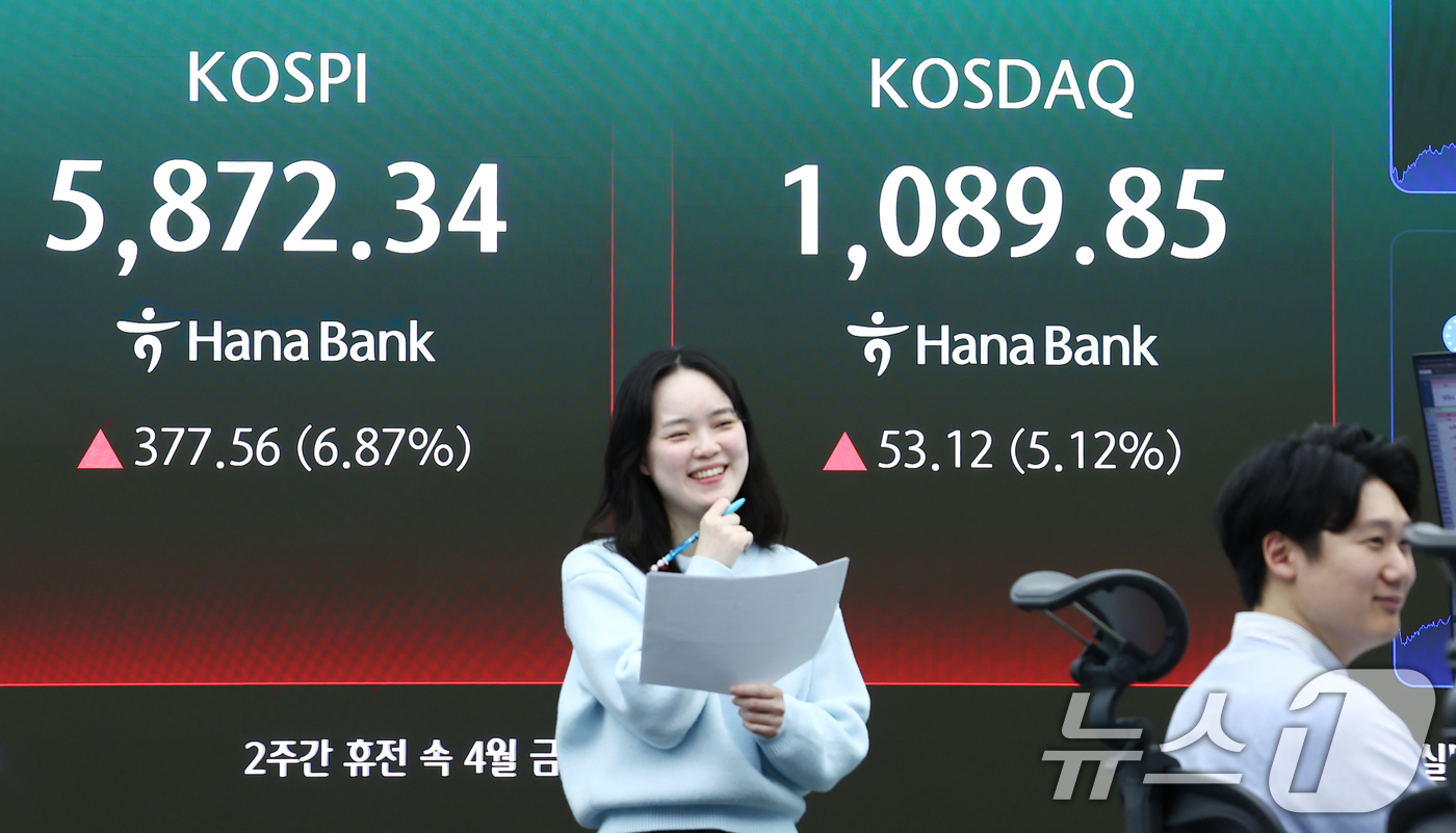 (서울=뉴스1) 김민지 기자 = 미국과 이란의 2주간 휴전 소식에 코스피가 상승 마감한 8일 오후 서울 중구 하나은행 본점 딜링룸 전광판에 종가가 나오고 있다.이날 코스피는 전 거 …