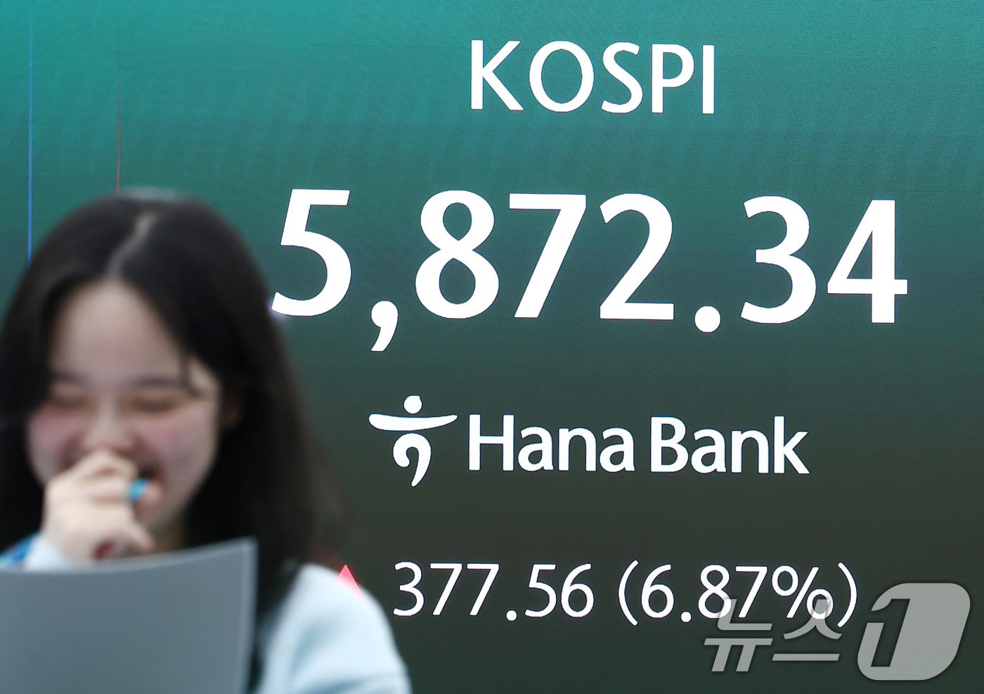 (서울=뉴스1) 김민지 기자 = 미국과 이란의 2주간 휴전 소식에 코스피가 상승 마감한 8일 오후 서울 중구 하나은행 본점 딜링룸 전광판에 종가가 나오고 있다.이날 코스피는 전 거 …