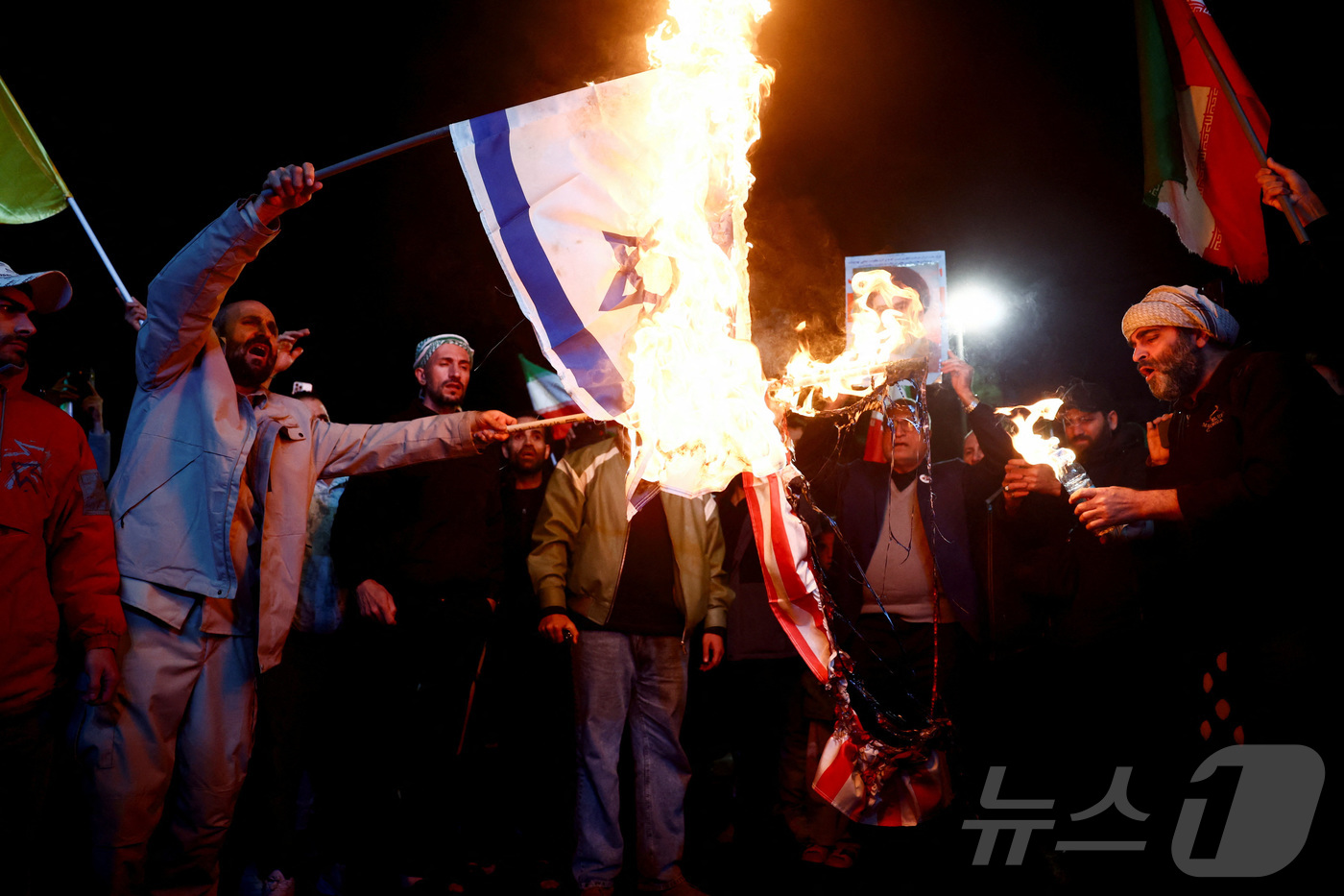 (테헤란 로이터=뉴스1) 이정환 기자 = 8일(현지시간) WANA통신이 이란 테헤란에서 촬영한 사진에서 미국과 이란의 2주 휴전 발표 후 한 남성이 이란 최고 지도자 모즈타바 하메 …