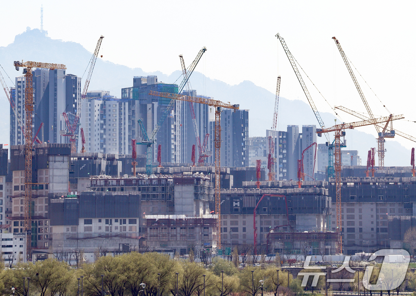 (서울=뉴스1) 최지환 기자 = 중동 사태 장기화로 나프타 수급 불안이 이어지면서 건설 자재 단가 인상과 공급 차질 우려가 커지고 있다. 건설업계에 따르면 최근 자재 협력사들은 건 …