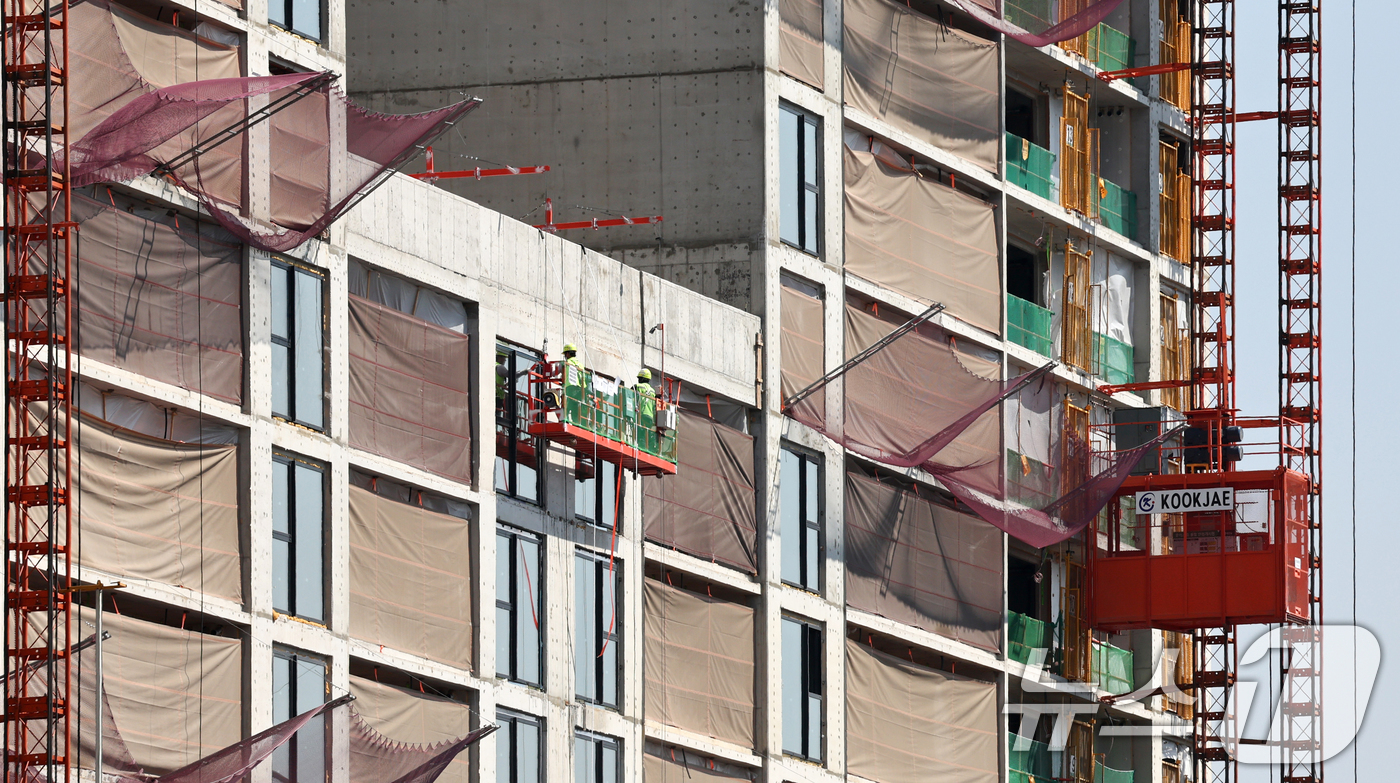 (서울=뉴스1) 최지환 기자 = 중동 사태 장기화로 나프타 수급 불안이 이어지면서 건설 자재 단가 인상과 공급 차질 우려가 커지고 있다. 건설업계에 따르면 최근 자재 협력사들은 건 …