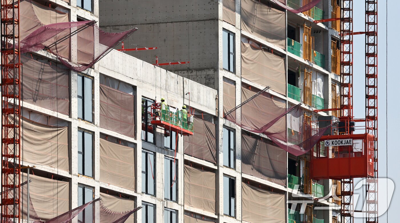 본문 이미지 -  서울 시내 한 아파트 공사장의 모습. 2026.4.8 ⓒ 뉴스1 최지환 기자
