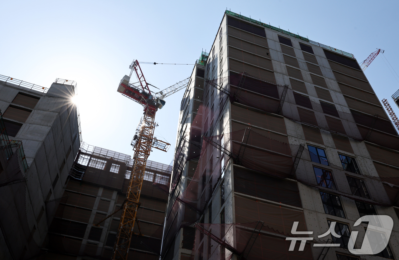 (서울=뉴스1) 최지환 기자 = 중동 사태 장기화로 나프타 수급 불안이 이어지면서 건설 자재 단가 인상과 공급 차질 우려가 커지고 있다. 건설업계에 따르면 최근 자재 협력사들은 건 …