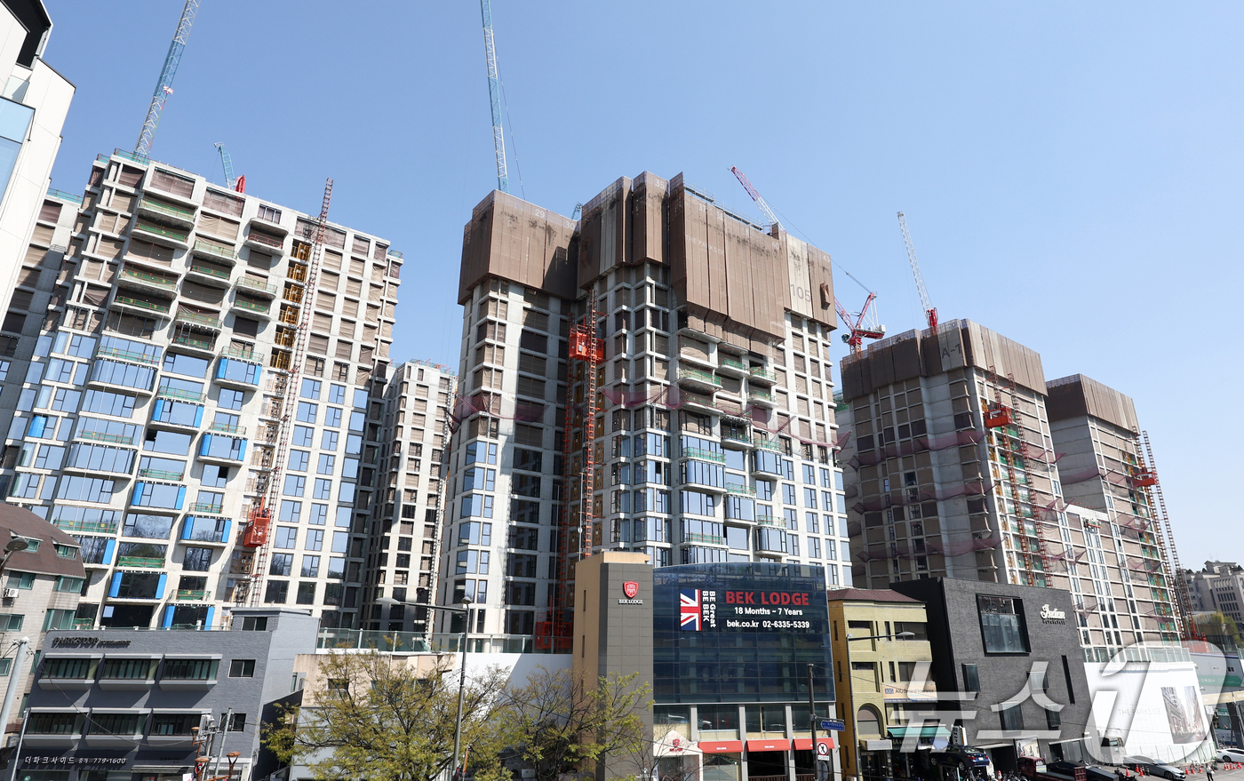 (서울=뉴스1) 최지환 기자 = 중동 사태 장기화로 나프타 수급 불안이 이어지면서 건설 자재 단가 인상과 공급 차질 우려가 커지고 있다. 건설업계에 따르면 최근 자재 협력사들은 건 …