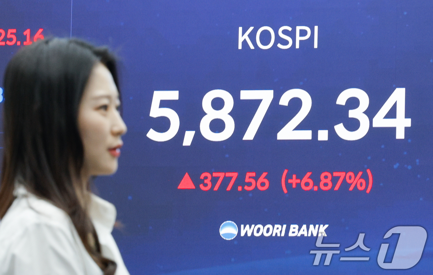 (서울=뉴스1) 안은나 기자 = 미국과 이란이 2주간 휴전에 합의하면서 코스피 지수가 7% 가까이 상승 마감한 8일 오후 서울 중구 우리은행 본점 딜링룸에 종가가 나오고 있다.이날 …