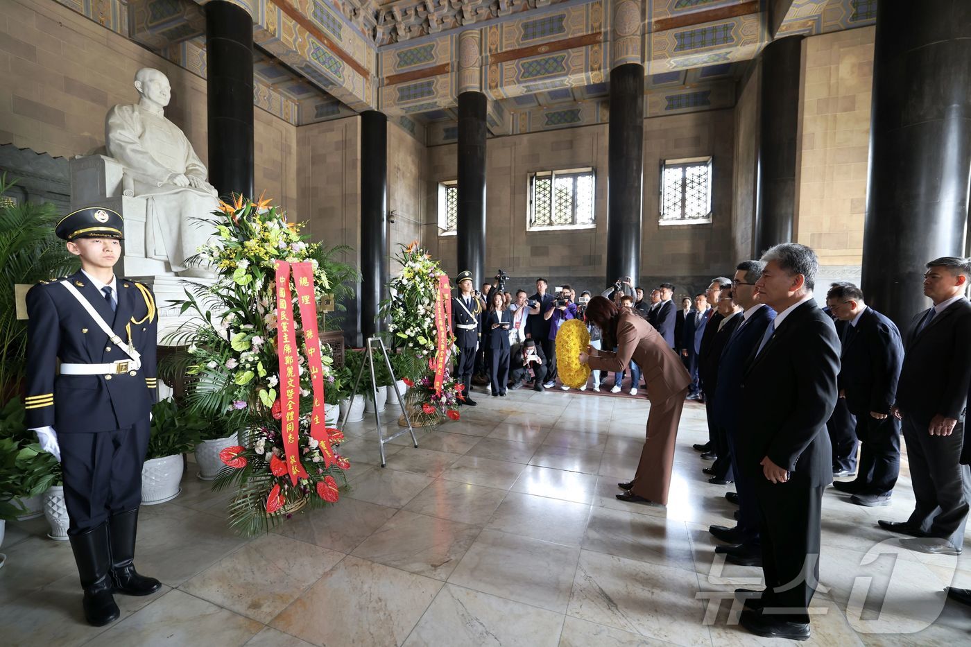 (신화=뉴스1) 정은지 특파원 = 중국을 방문 중인 정리원 대만 국민당 주석이 8일 오전 장쑤성 난징에 위치한 쑨원의 묘인 중산릉을 방문해 참배하고 있다. 2026.4.8ⓒ 신화= …