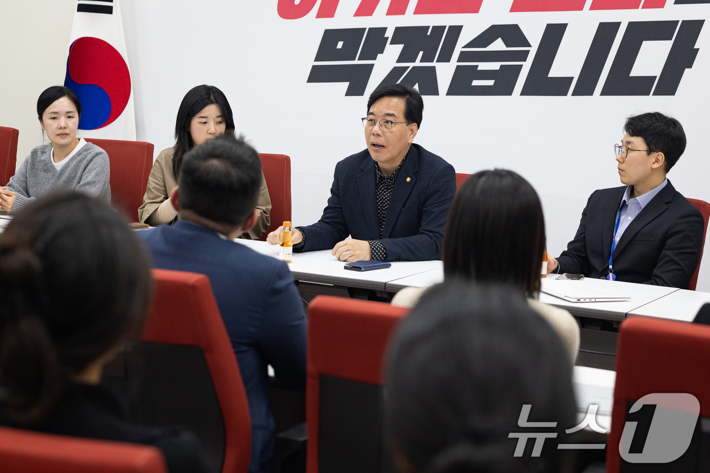 (서울=뉴스1) 유승관 기자 = 송언석 국민의힘 원내대표가 8일 서울 여의도 국회에서 취재진과 현안 관련 티타임을 갖고 있다. 2026.4.8/뉴스1