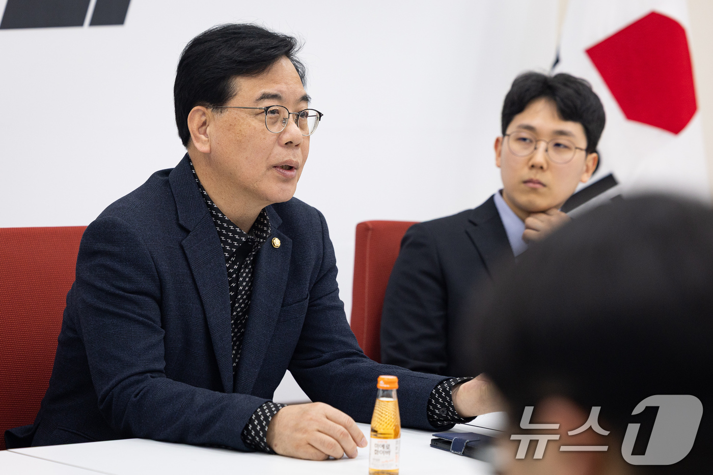 (서울=뉴스1) 유승관 기자 = 송언석 국민의힘 원내대표가 8일 서울 여의도 국회에서 취재진과 현안 관련 티타임을 갖고 있다. 2026.4.8/뉴스1