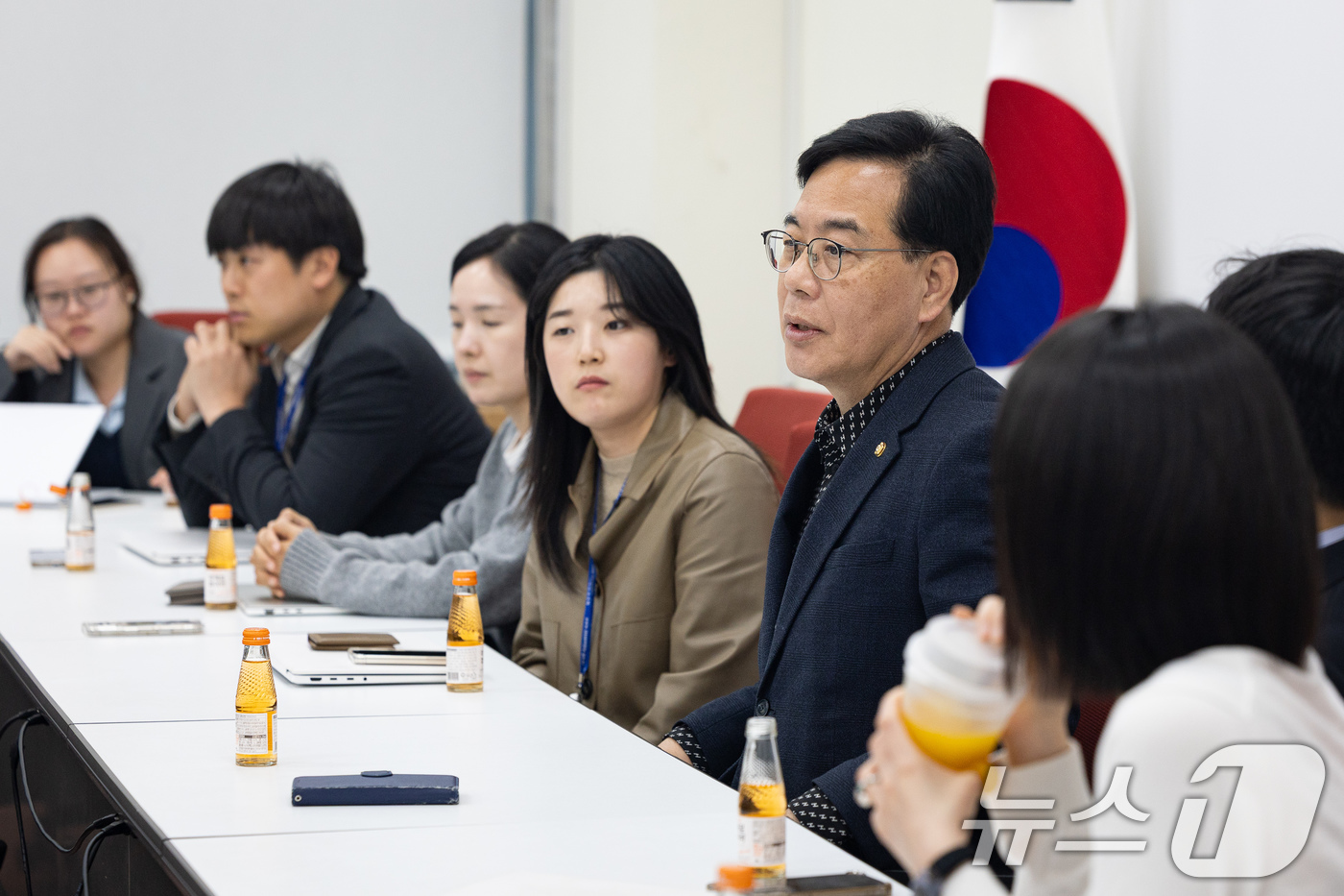 (서울=뉴스1) 유승관 기자 = 송언석 국민의힘 원내대표가 8일 서울 여의도 국회에서 취재진과 현안 관련 티타임을 갖고 있다. 2026.4.8/뉴스1