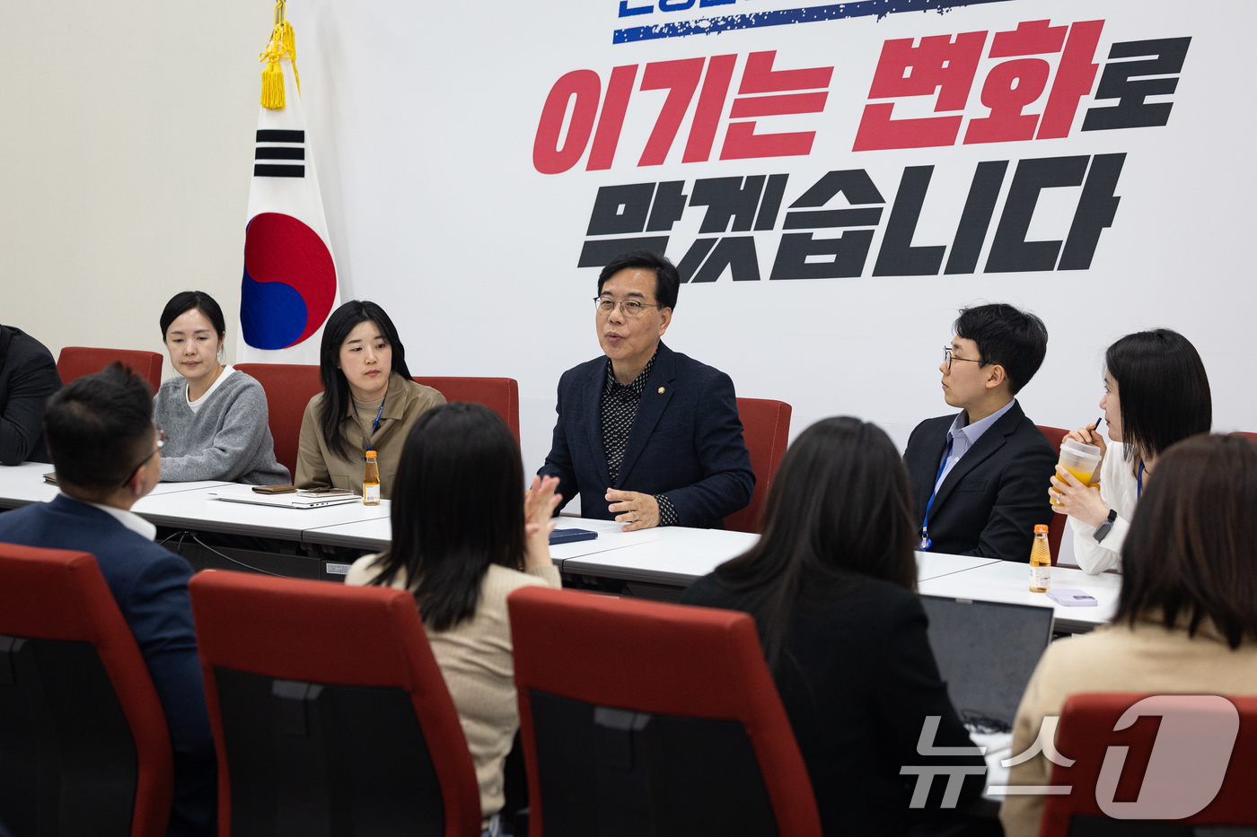 (서울=뉴스1) 유승관 기자 = 송언석 국민의힘 원내대표가 8일 서울 여의도 국회에서 취재진과 현안 관련 티타임을 갖고 있다. 2026.4.8/뉴스1