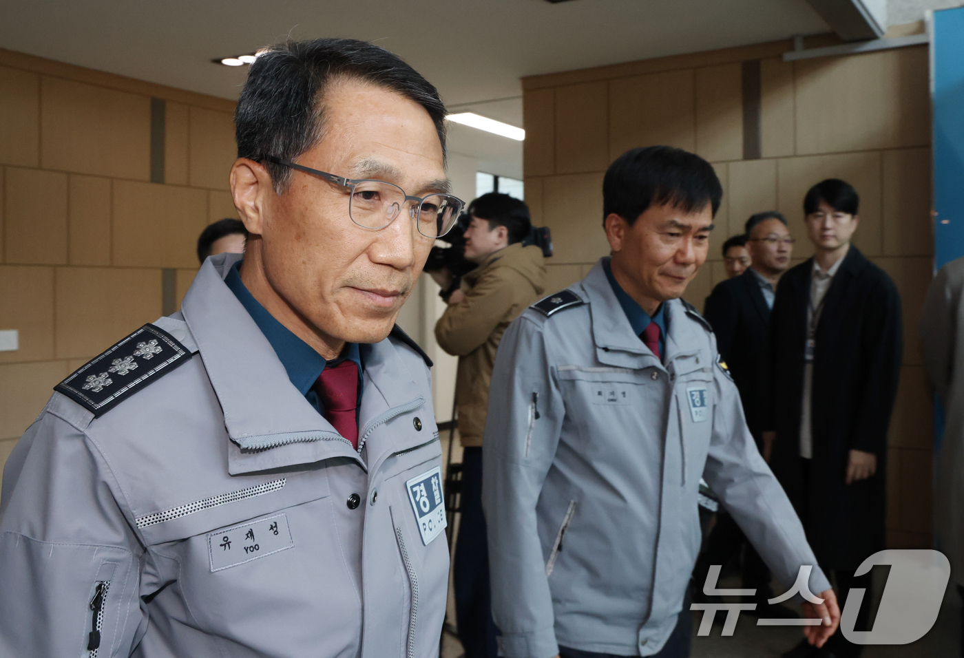 (수원=뉴스1) 김영운 기자 = 유재성 경찰청장 직무대행이 8일 경기 수원시 장안구 경기남부경찰청 사이버수사과 치안현장 방문을 마친 뒤 나오고 있다. 2026.4.8/뉴스1