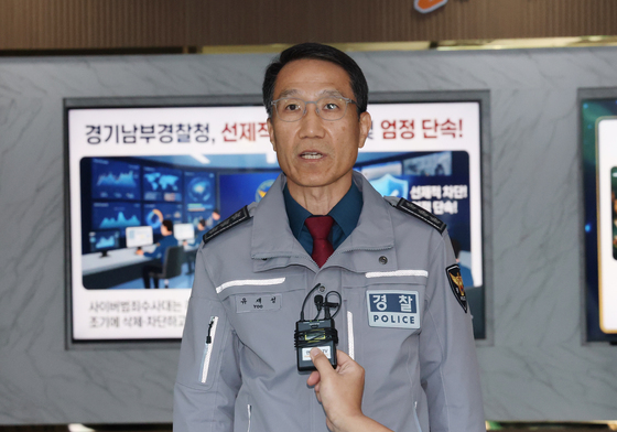 취재진 질문에 답하는 유재성 경찰청장 직무대행