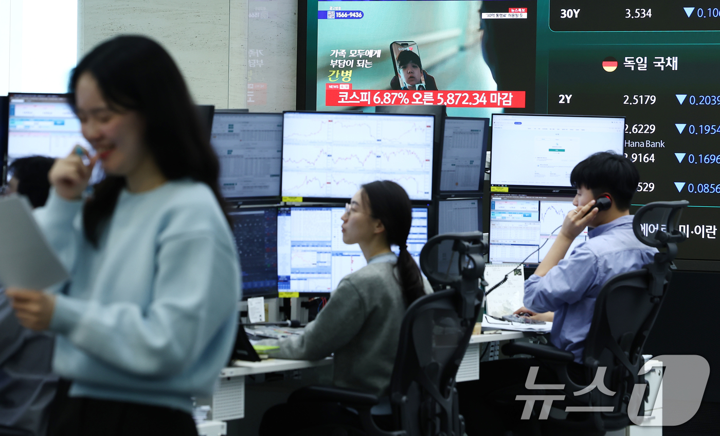 (서울=뉴스1) 김민지 기자 = 미국과 이란의 2주간 휴전 소식에 코스피가 상승 마감한 8일 오후 서울 중구 하나은행 본점 딜링룸 전광판에 종가 관련 뉴스가 나오고 있다.이날 코스 …