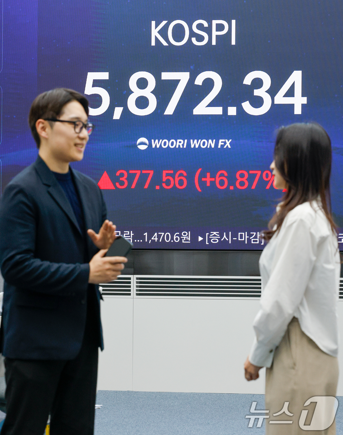 (서울=뉴스1) 안은나 기자 = 미국과 이란이 2주간 휴전에 합의하면서 코스피 지수가 7% 가까이 상승 마감한 8일 오후 서울 중구 우리은행 본점 딜링룸에 종가가 나오고 있다.이날 …