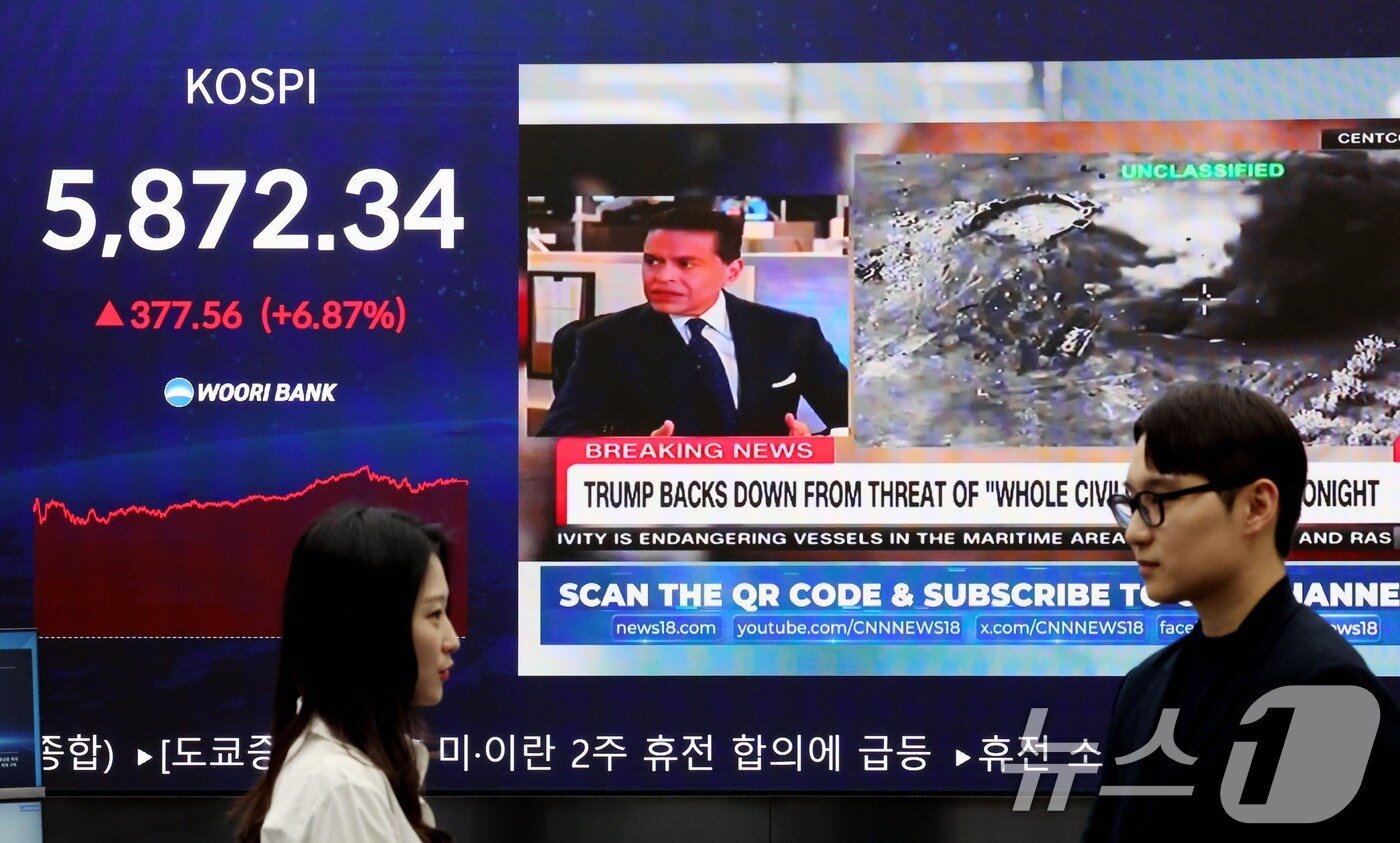 본문 이미지 - 미국과 이란이 호르무즈 해협 개방을 조건으로 2주간 휴전에 합의한 8일 오후 서울 중구 우리은행 본점 딜링룸 전광판에 종가가 표시되고 있다.  2026.4.8 ⓒ 뉴스1 조연우 인턴기자