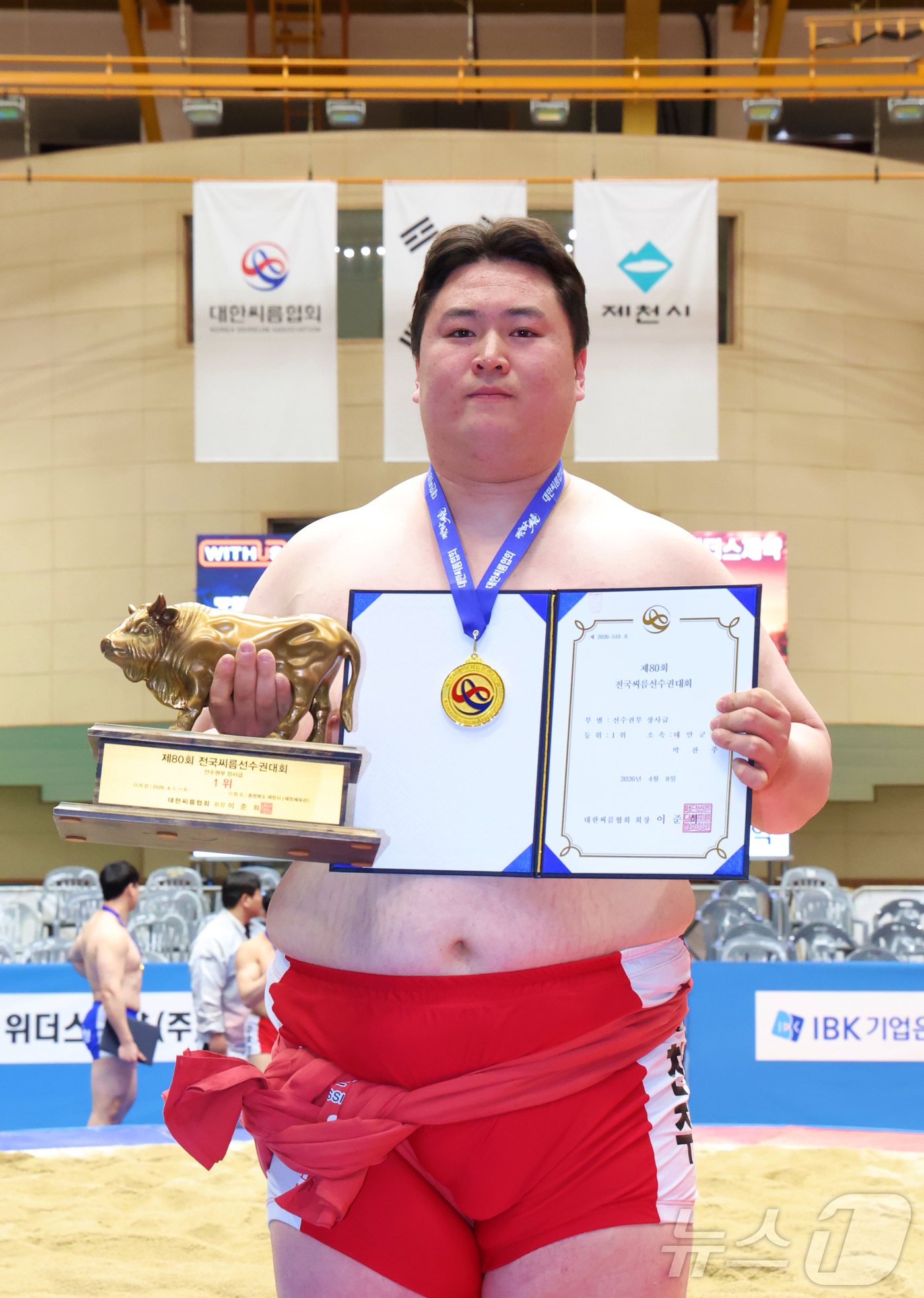 (서울=뉴스1) = 8일 충청북도 제천시 제천체육관에서 열린 ‘제80회 전국씨름선수권대회' 선수권부 장사급(140kg 이하)에서 1위를 차지한 박찬주(태안군청)가 기념사진을 찍고 …