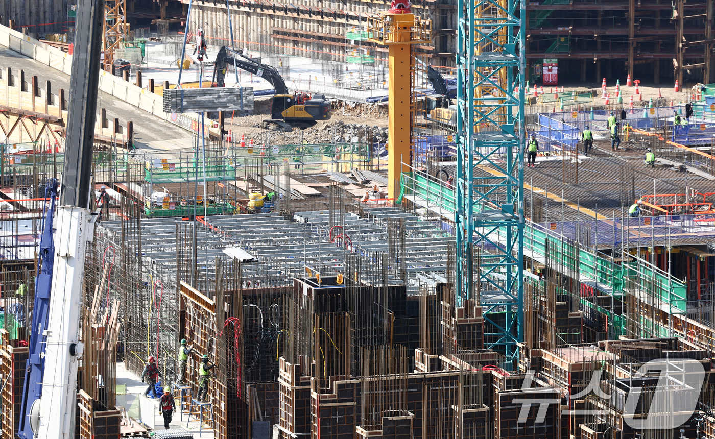 (서울=뉴스1) 최지환 기자 = 중동 사태 장기화로 나프타 수급 불안이 이어지면서 건설 자재 단가 인상과 공급 차질 우려가 커지고 있다. 건설업계에 따르면 최근 자재 협력사들은 건 …