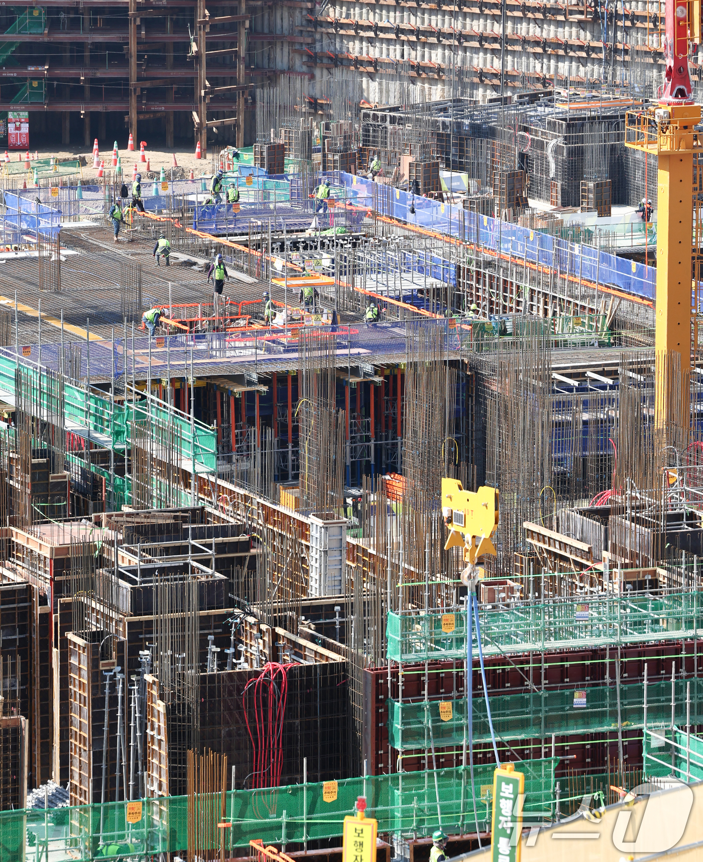 (서울=뉴스1) 최지환 기자 = 중동 사태 장기화로 나프타 수급 불안이 이어지면서 건설 자재 단가 인상과 공급 차질 우려가 커지고 있다. 건설업계에 따르면 최근 자재 협력사들은 건 …