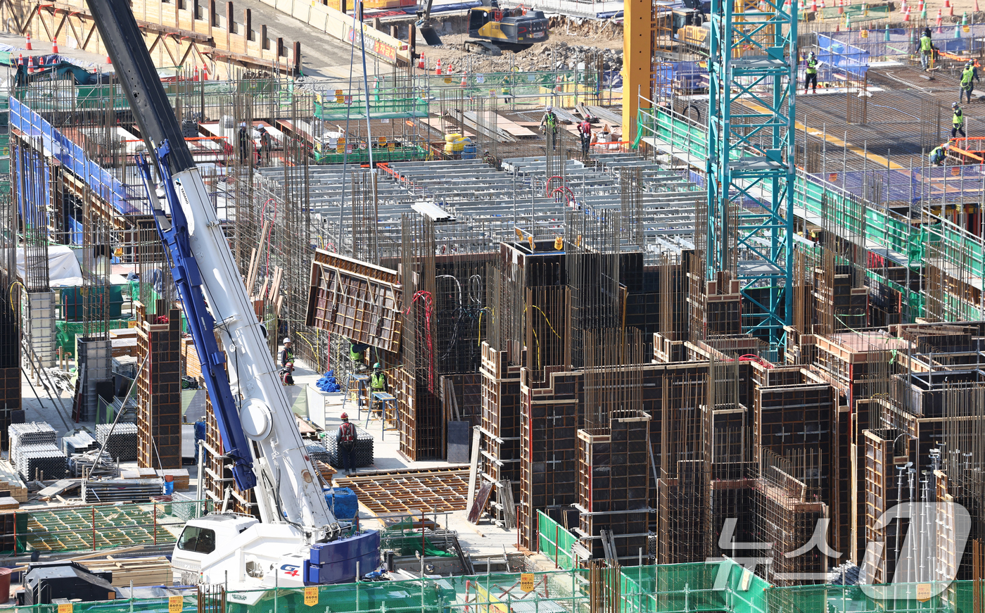 (서울=뉴스1) 최지환 기자 = 중동 사태 장기화로 나프타 수급 불안이 이어지면서 건설 자재 단가 인상과 공급 차질 우려가 커지고 있다. 건설업계에 따르면 최근 자재 협력사들은 건 …