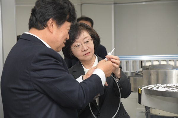 "수액세트 안정 공급하겠다"…정부, 생산업체 찾아 간담회