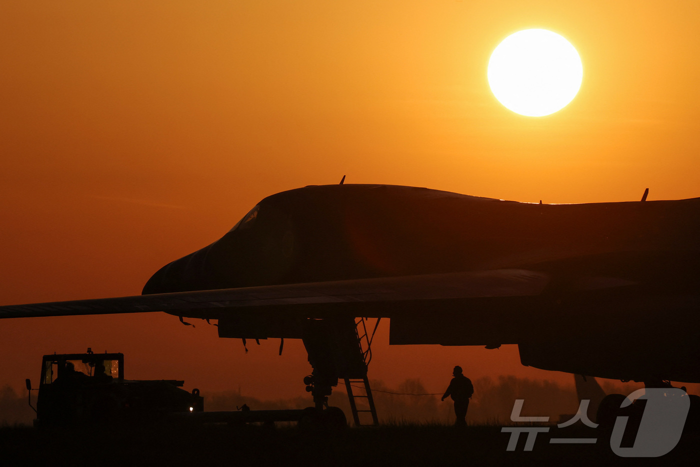 (페어퍼드 로이터=뉴스1) 이정환 기자 = 이란 전쟁의 2주간 휴전이 발표된 후인 8일(현지시간) 영국 글로스터셔주 페어퍼드 공군기지에 주기된 B-1B 랜서 군용기 뒤로 태양이 떠 …