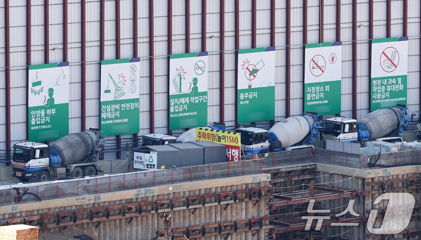 본문 이미지 -  서울 시내 한 아파트 공사장의 모습. 2026.4.8 ⓒ 뉴스1 최지환 기자