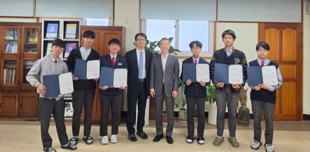 홍선근 KEF 이사장, 평택고 학생 6명에게 학업장려금 지급