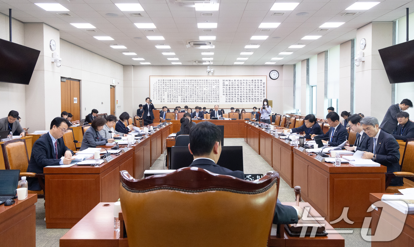 (서울=뉴스1) 이승배 기자 = 8일 서울 여의도 국회에서 열린 제434회국회(임시회) 법제사법위원회 제1차 법안심사제1소위원회에서 김용민 소위원장이 의사진행을 하고 있다. 202 …