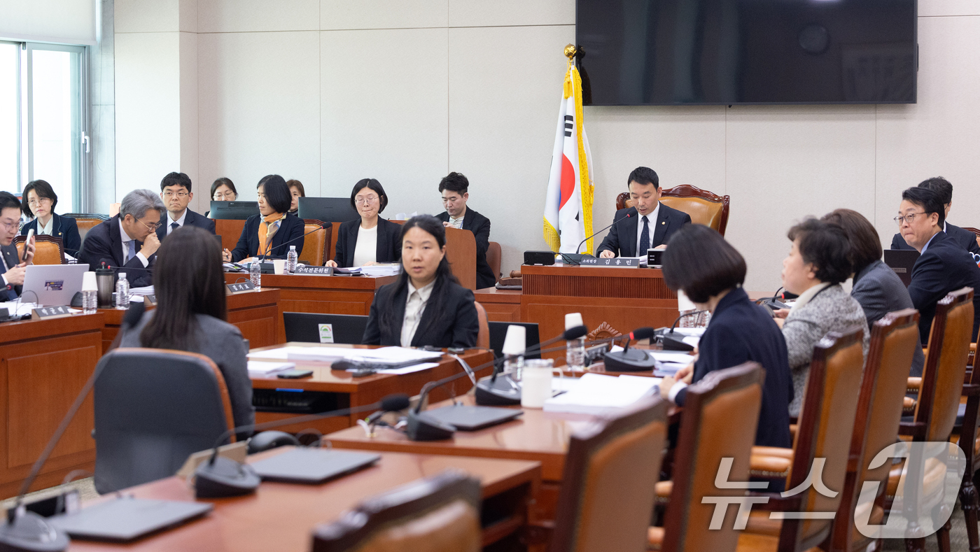 (서울=뉴스1) 이승배 기자 = 8일 서울 여의도 국회에서 열린 제434회국회(임시회) 법제사법위원회 제1차 법안심사제1소위원회에서 김용민 소위원장이 의사진행을 하고 있다. 202 …