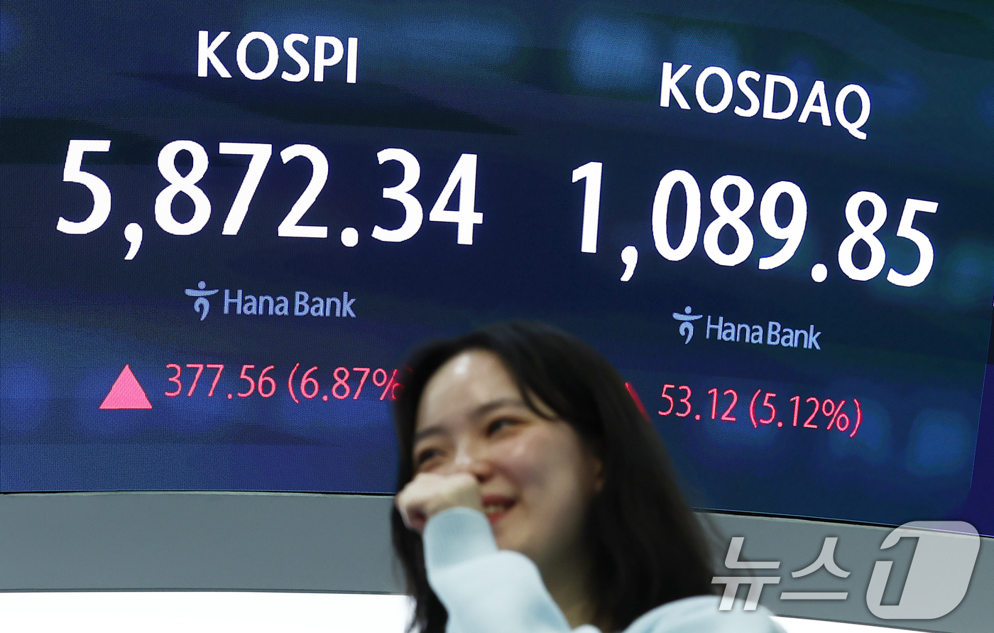 (서울=뉴스1) 김민지 기자 = 미국과 이란의 2주간 휴전 소식에 코스피가 상승 마감한 8일 오후 서울 중구 하나은행 본점 딜링룸 전광판에 종가가 나오고 있다.이날 코스피는 전 거 …