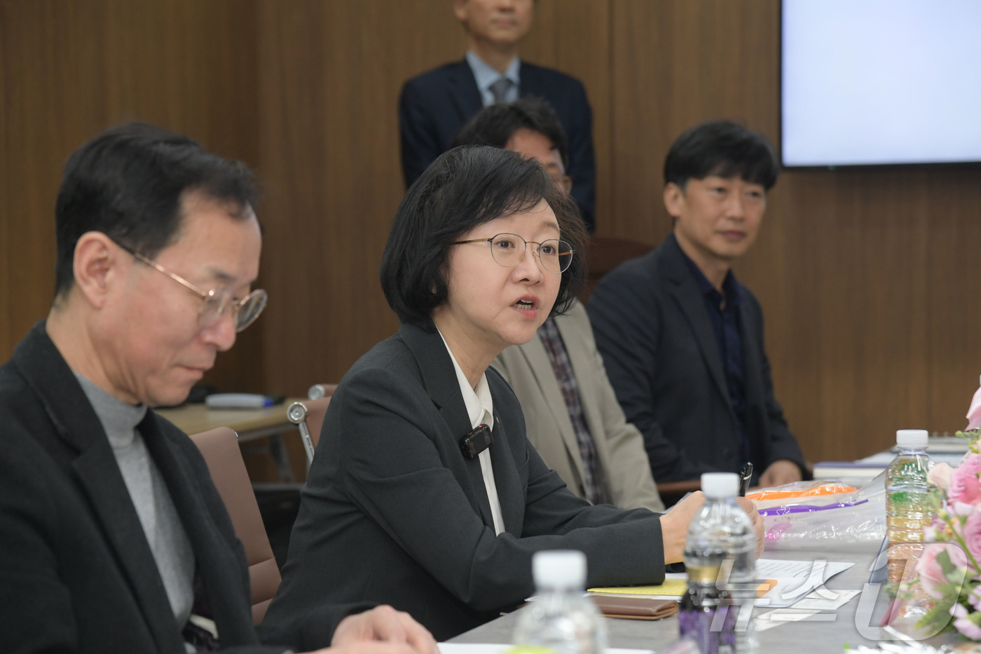 (서울=뉴스1) = 오유경 식품의약품안전처장이 8일 오후 경기도 안산 소재 수액세트 제조업체 메디라인액티브코리아에서 열린 중동전쟁 대응 수액세트 안정공급 위한 제조업체 현장 방문 …